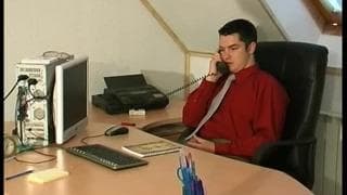 Eine blonde und heiße Sekretärin