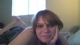 Muschi wird mit einem Dildo gefickt Muschi wird mit einem Dildo gefickt