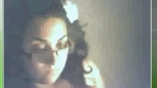 Vollbusige Brünette zeigt sich vor der Webcam!