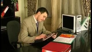 Eine heiße Brünette verführt ihren Boss