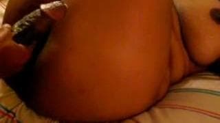 Er macht die Muschi seiner Frau feucht Er macht die Muschi seiner Frau feucht