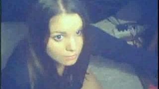 Sie befriedigt sich gerne vor der Kamera