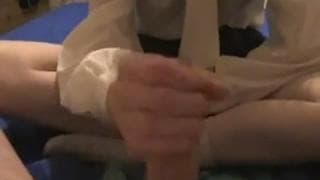 Eine russische Schlampe wichst seine Latte