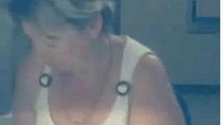 Eine reife Amateurfrau masturbiert für uns