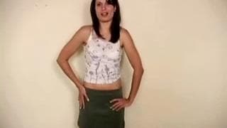 Dieses junge Mädchen fickt gerne vor der Cam