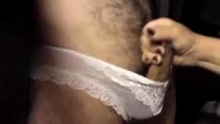 Dieser Kerl trägt die Unterwäsche seiner Frau