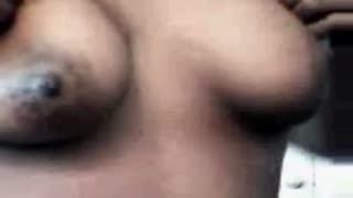 Diese schwarze Frau verwöhnt sich sinnlich