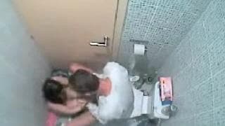 Dieses heiße Paar fickt im Badezimmer Dieses heiße Paar fickt im Badezimmer