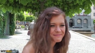 Cute Kelly nimmt es draußen sehr hart!