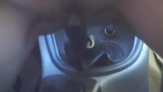 Eine reife Frau sitzt auf dem Schaltknüppel!