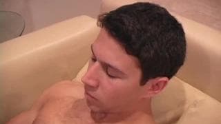 Dunkelhaariger starker Typ wichst sich einen