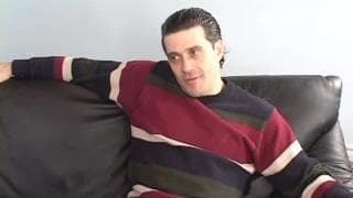 Er macht es sich selbst bis er abspritzt