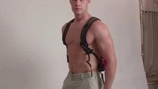 Nick ist ein sehr heißer Kerl mit Riesenpenis!