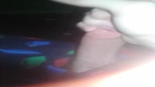 Ein schwuler Kerl, der seine Latte wichst