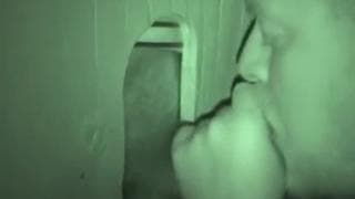 Ein erwachsener Typ lutscht in einem Gloryhole Ein erwachsener Typ lutscht in einem Gloryhole