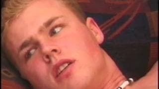 Brett Peters befriedigt sich mit Freunden Brett Peters befriedigt sich mit Freunden