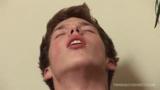 Eine Gruppe Männer genießt den Gruppensex