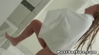 Sie geht in die Dusche und spielt mit sich Sie geht in die Dusche und spielt mit sich