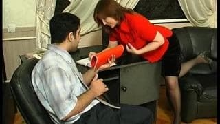 Eine heiße Sekretärin befriedigt sehr gut