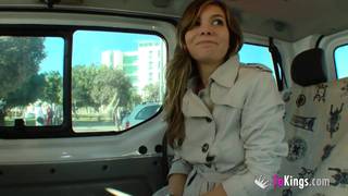 Sie ficken auf dem Rücksitz des Autos