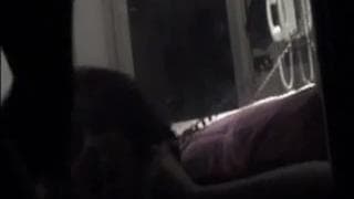 Eine junge Frau spielt mit sich selbst