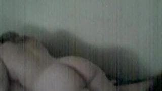 Ein Paar macht es auf ihrem Bett