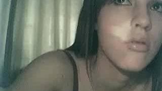 Eine Brünette masturbiert ihren Arsch