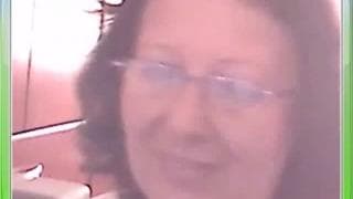 Eine Oma wird nackig vor der Kamera