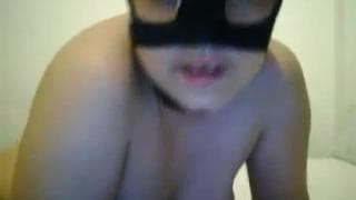 Eine fette Brünette masturbiert alleine!