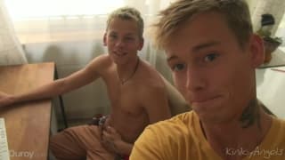 Junge blonde Sahneschnitte fickt seinen Freund Junge blonde Sahneschnitte fickt seinen Freund