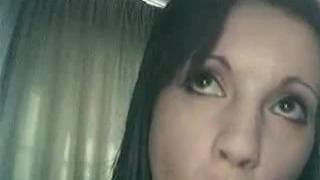 Eine heiße Brünette berührt die Muschi für uns