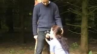 Ein Paar hat Sex draußen im Wald