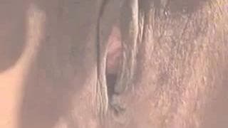 Sie masturbiert gerne ihre haarige Muschi