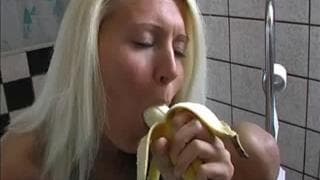 Die Blondine masturbiert mit einer Banane