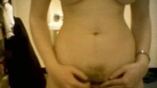 Eine Frau genießt ihre Muschi vor der Cam Eine Frau genießt ihre Muschi vor der Cam