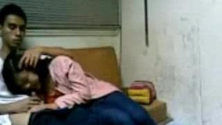 Diese Brünette will einen jungen Penis testen