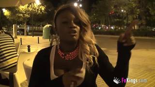 Juliette hat seinen Penis zwischen den Möpsen