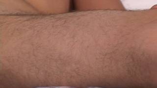 Mac berührt seinen Penis im eigenen Bett