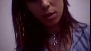 Brünette trinkt ihren Muschisaft mit Löffel