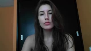 Eine Brünette liebt das Masturbieren