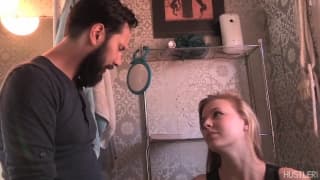 Diese Blondine fickt im Badezimmer!