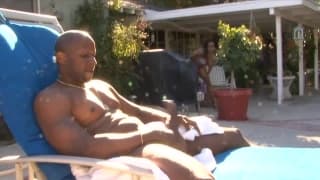 Stacie Lane ist im Garten mit Prince Yahshua