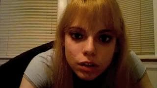 Dieser blonde Teenager kriegt eine Ladung ab Dieser blonde Teenager kriegt eine Ladung ab