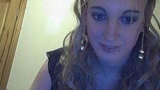 Dieses Mädchen zeigt einen Striptease für alle