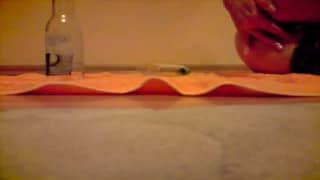 Sie zeigt uns wie man richtig masturbiert