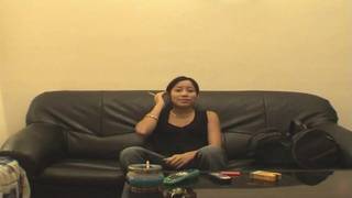 Amateur Video von Asiatin mit haariger Muschi