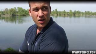 Lucie ist aufgeregt, weil sie seinen Penis mag