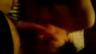 Eine Frau gibt ihm einen guten Blowjob