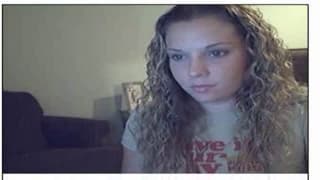 Die heiße Blondine spielt mit sich vor der Cam