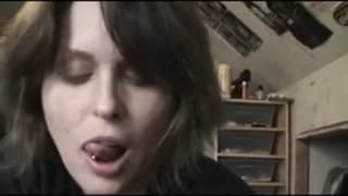 Sie bläst und rubbelt den Penis in ihr Gesicht